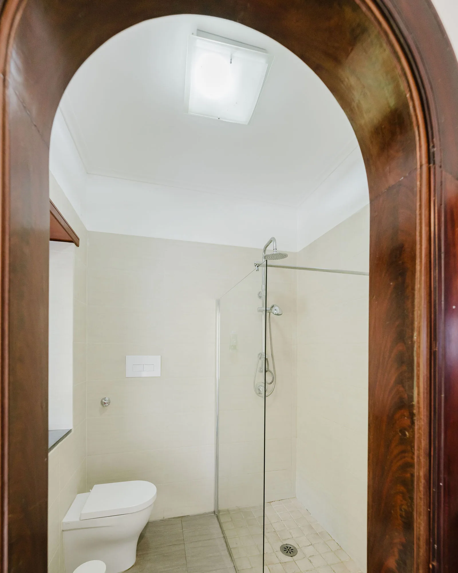 Il bagno con l’arco in legno e la doccia