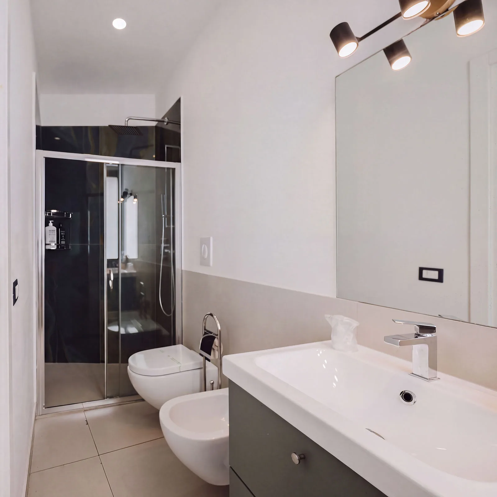Il bagno moderno con doccia