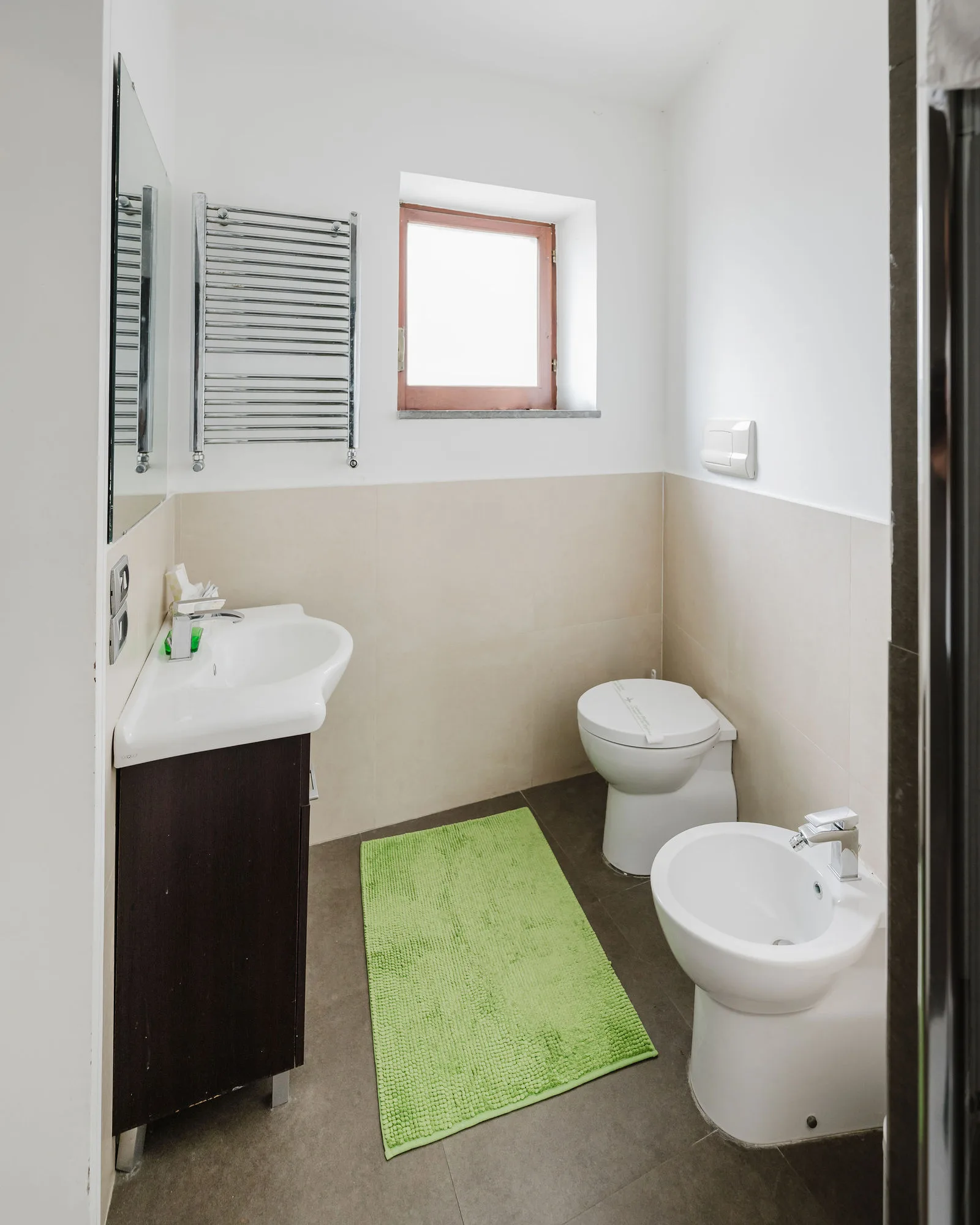 Il bagno con doccia e finestra