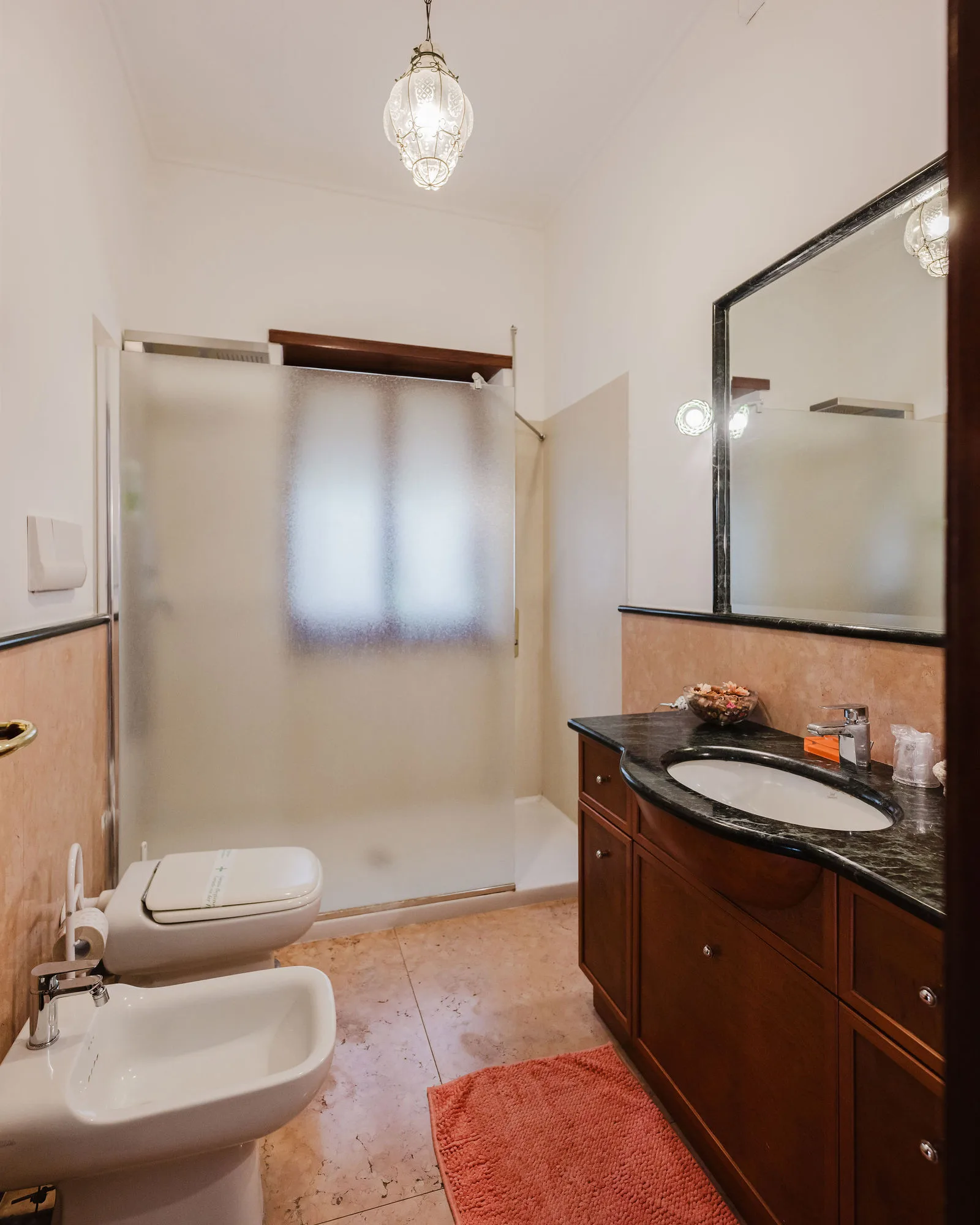 Il bagno con piano in marmo scuro